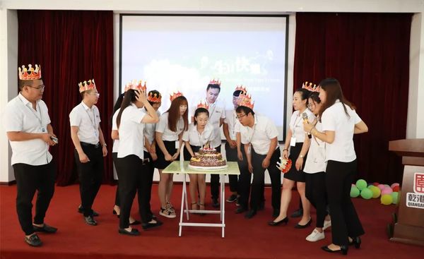 六月份壽星們許下心愿并吹滅生日蠟燭 六月份壽星們許下心愿并吹滅生日蠟燭