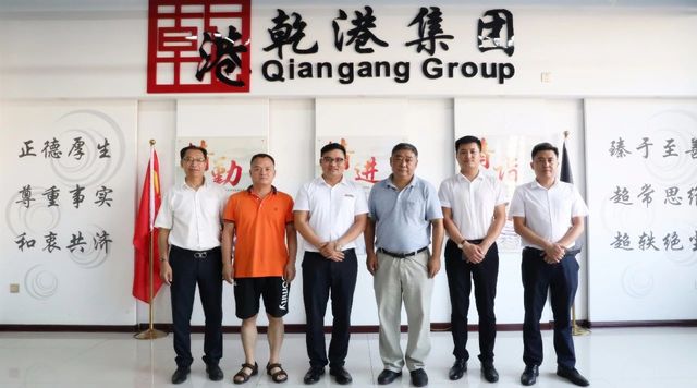 集團領(lǐng)導(dǎo)與蒞臨專家合影 集團領(lǐng)導(dǎo)與蒞臨專家合影